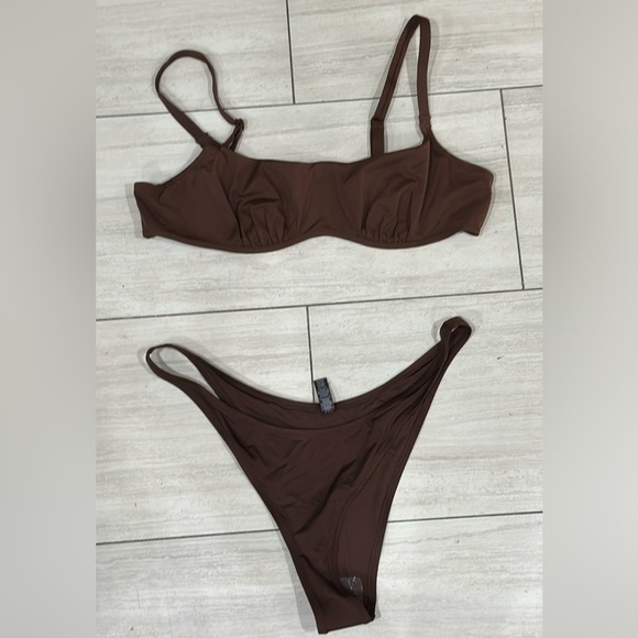 SKIMS Bikini Set bra size 4x and bikini is size 3 - Picture 3 of 11